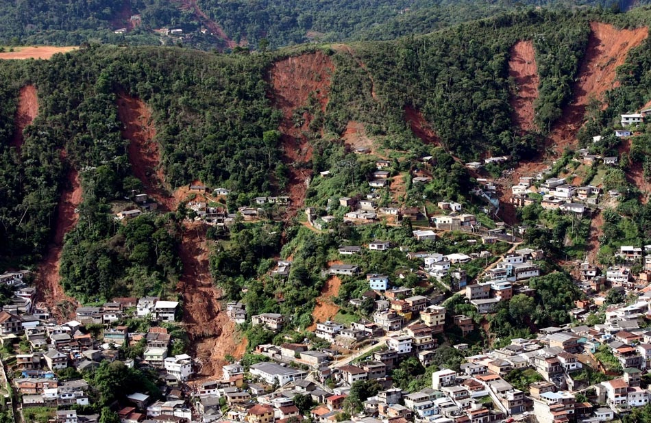 A prefeitura de Teresópolis confirmou a morte de mais 25 pessoas em decorrência da chuva iniciada na noite de terça (11). Só no município, a combinação de chuva e deslizamento provocou a morte de um total de 114 pessoas. Outras 30 pessoas morreram em outr