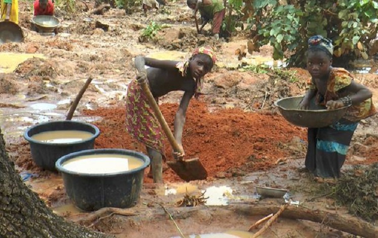 Crianças trabalhando em garimpos na África