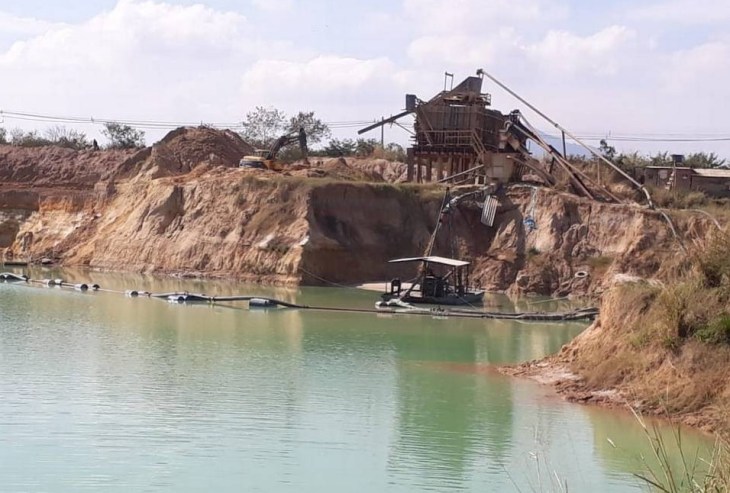 Extração ilegal de areia em Seropédica