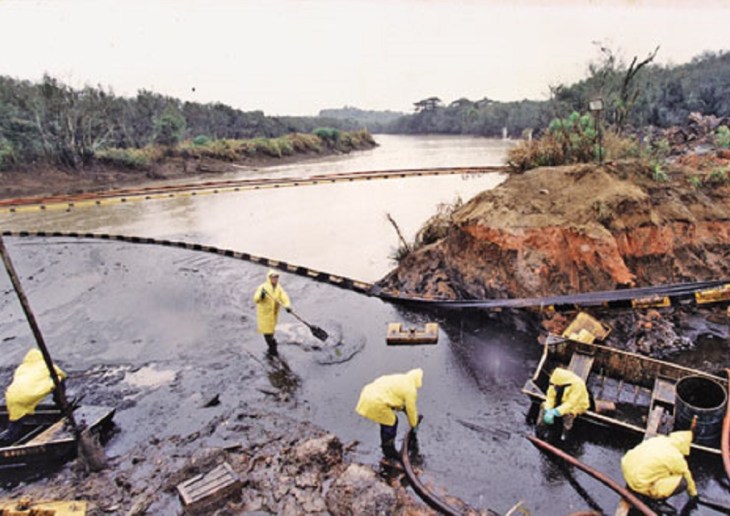 Vazamento de petróleo no rio Iguaçu