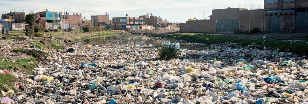Poluição no Lago Titicaca em Puno