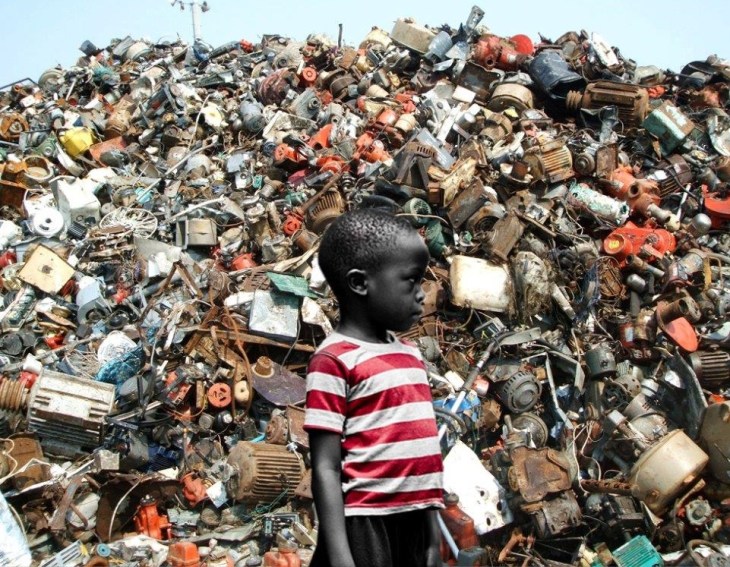 Criança em lixão de Gana