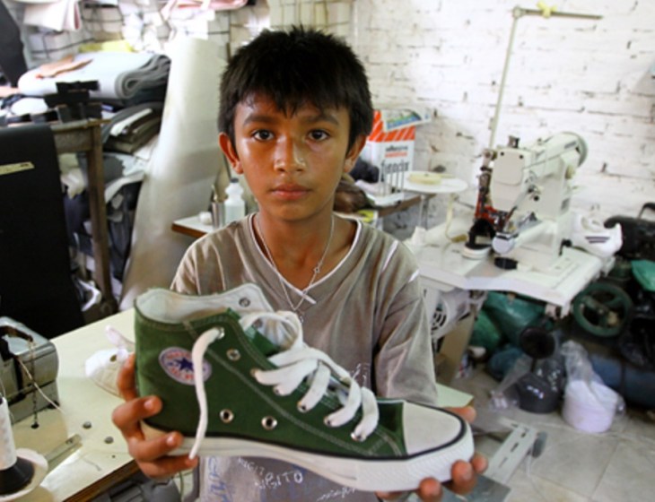 Fábrica de tênis no Sudeste Asiático